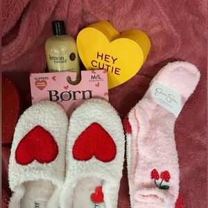 Born Valentines 💌 Slippers size M/L, Jessica Simpson Valentines Fuzzy Socks